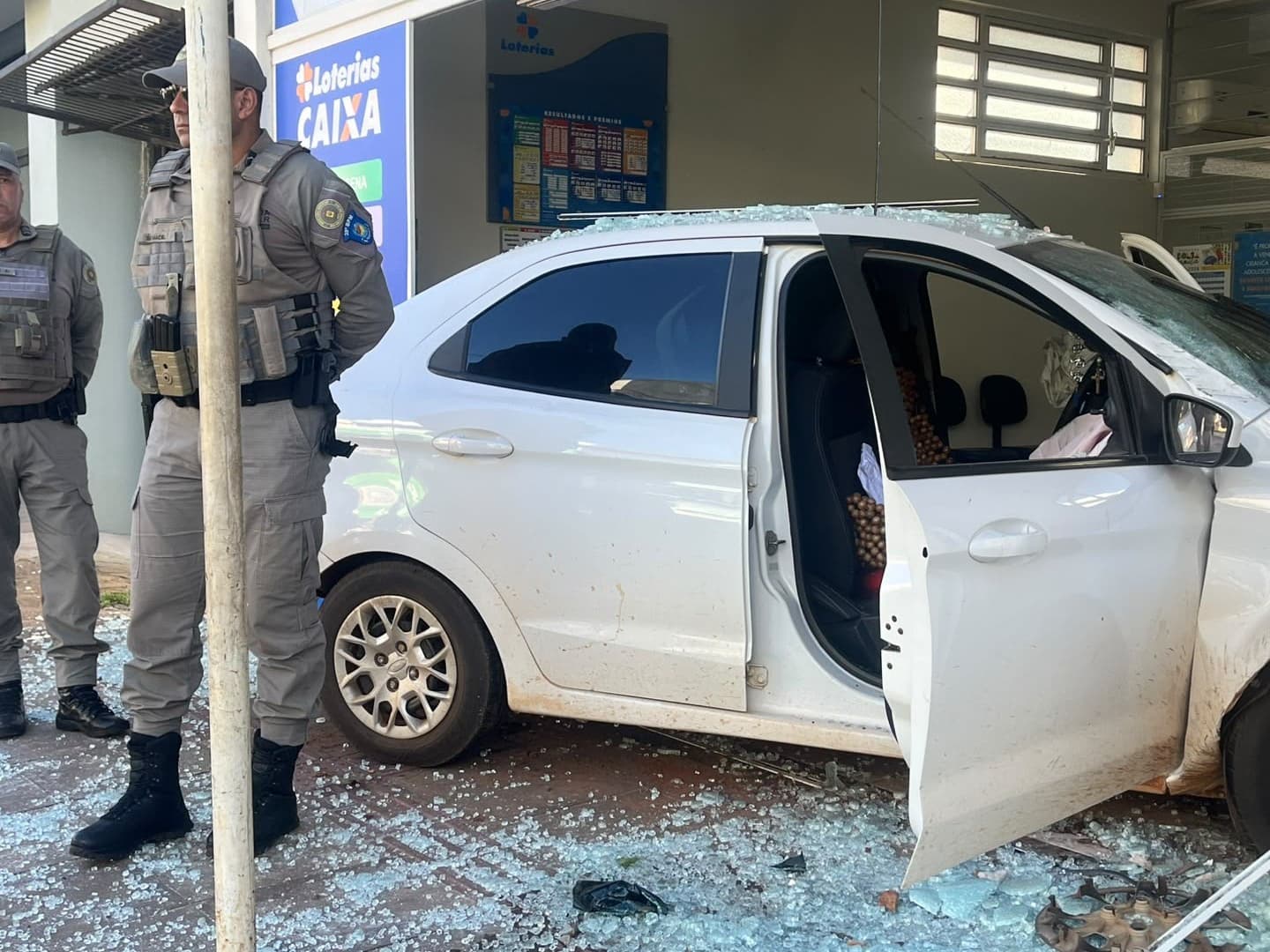 Carro invade lotérica e atinge loja de provedor de internet em Palmeira das Missões