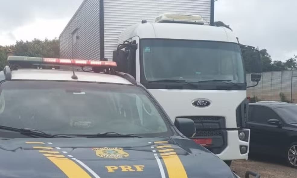 Caminhão com mais de R$ 80 mil em dívidas e centenas de multas é apreendido na Serra Gaúcha