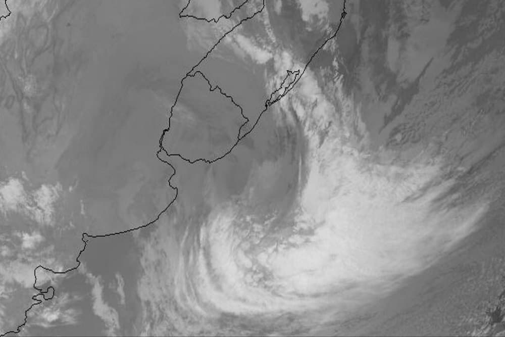 Frente fria associada a ciclone traz chuva