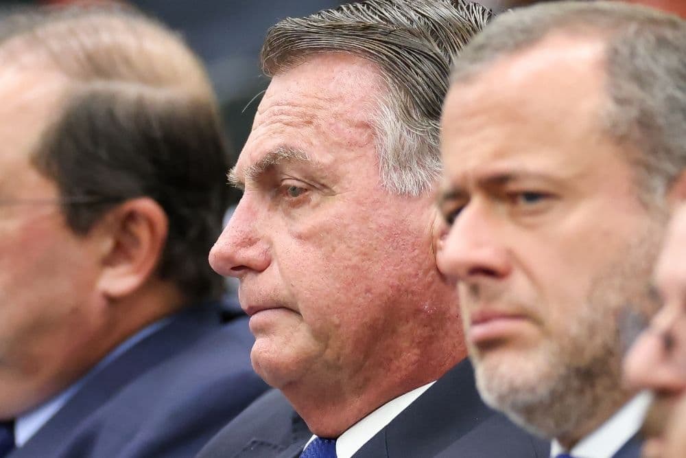 Bolsonaro caiu na cela e bateu a cabeça, diz Michelle: 'Não está bem'