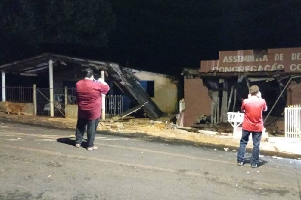 Caminhão desgovernado atinge casa e igreja em Chiapetta