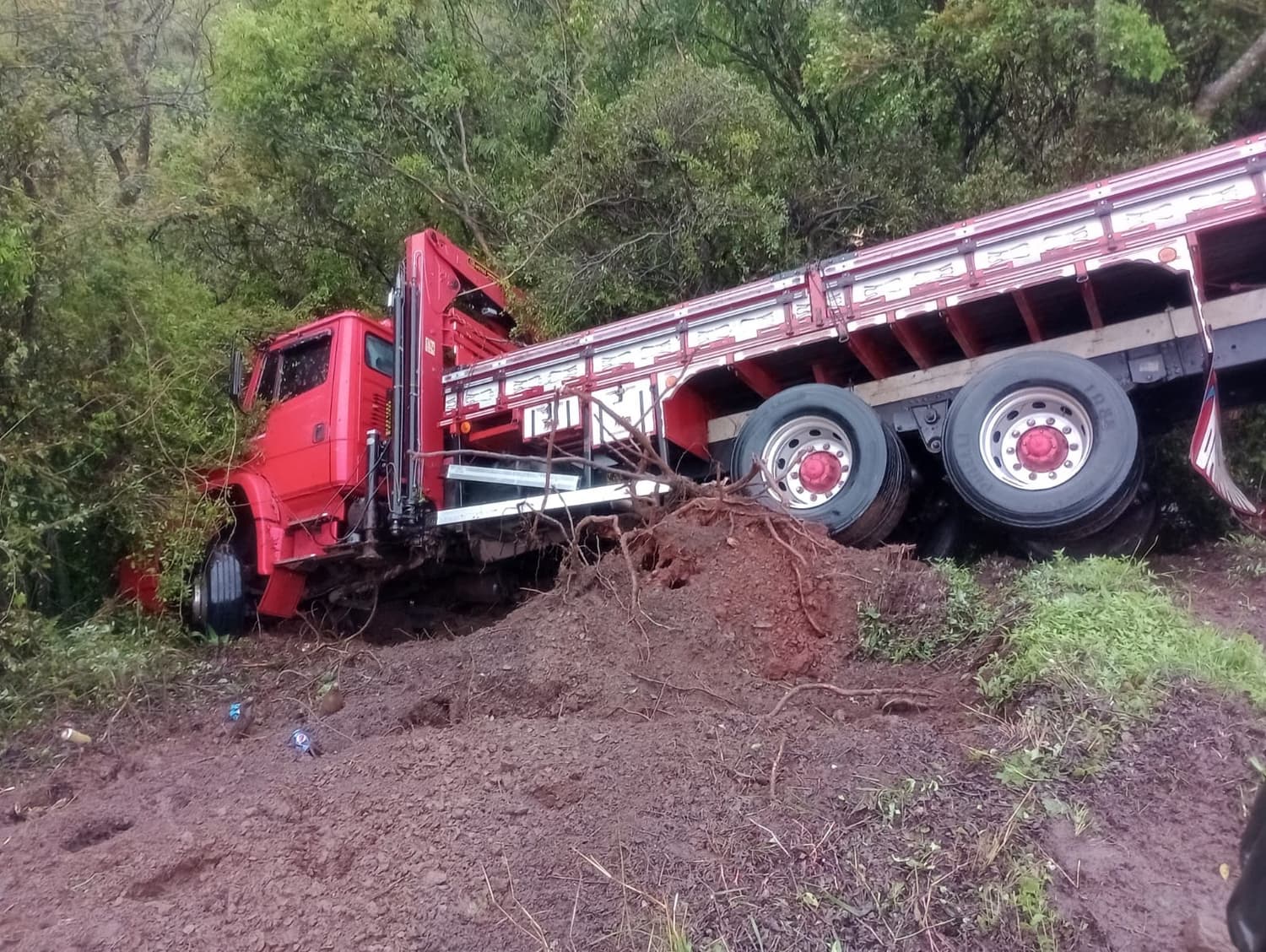 Caminhão sai da pista na ERS-342, em Cruz Alta