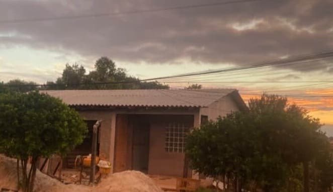 Reconstrução de casa no bairro Getúlio Vargas avança com apoio da comunidade após incêndio