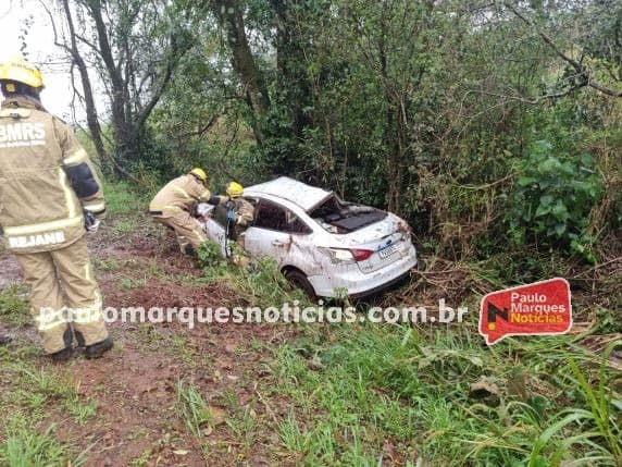 Jovem sofre ferimentos leves após capotar veículo na BR-472, em Três de Maio