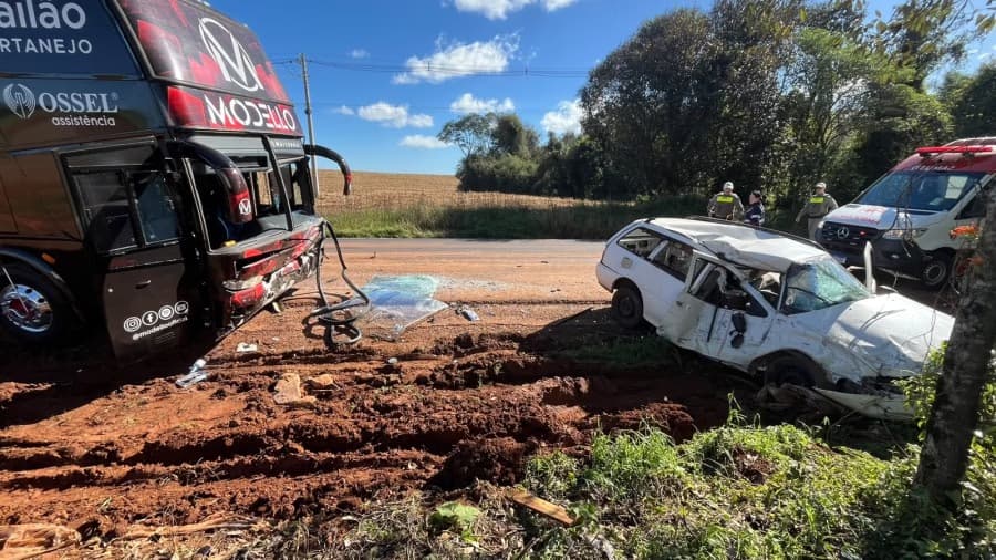 Colisão entre carro e ônibus da Banda Modello deixa motorista morto na ERS-324, em Ronda Alta
