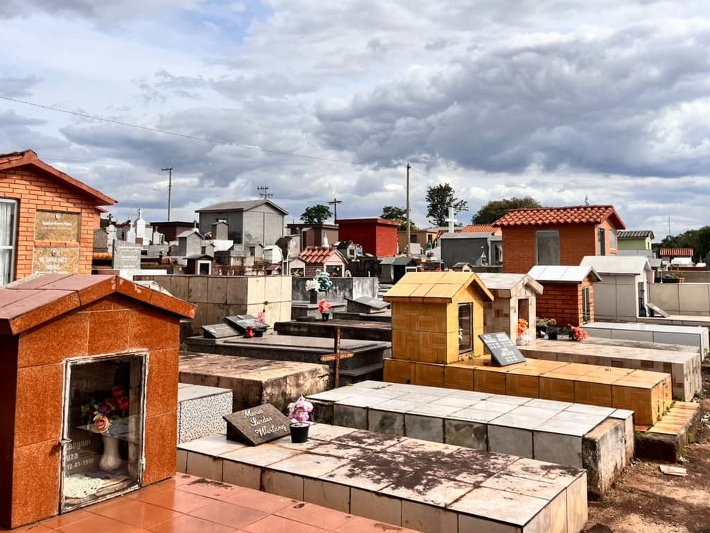 Movimento aumenta no Cemitério João XXIII com a proximidade do Dia de Finados