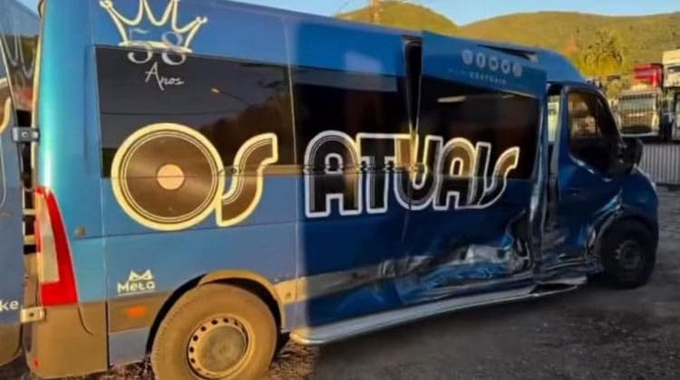 Acidente entre van da banda Os Atuais e carro deixa um ferido na ERS-129 em Encantado