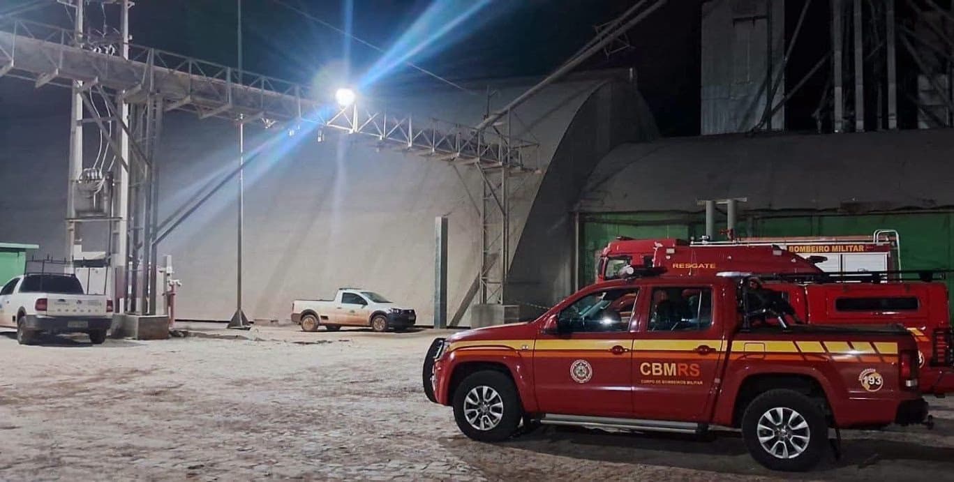 Acidente em Tapera: equipes trabalham no resgate de funcionário soterrado em silo
