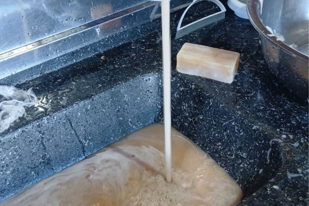 Ouvintes relatam água suja e com mau cheiro em bairros de Santo Augusto; veja o que disse a Corsan