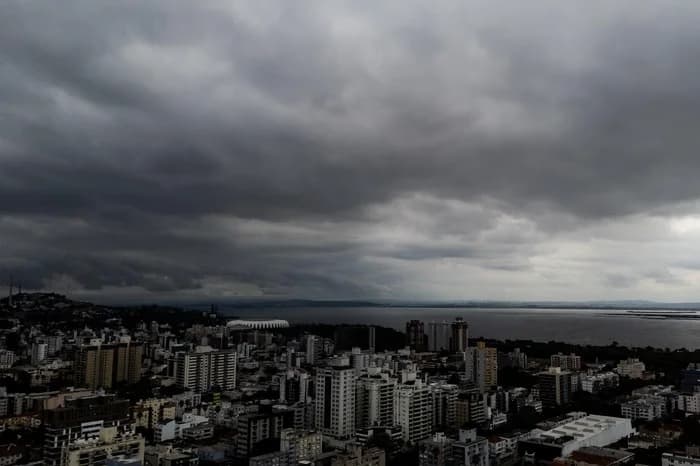 Frente fria mais intensa do ano chega ao RS nesta quinta com temporal e ventania