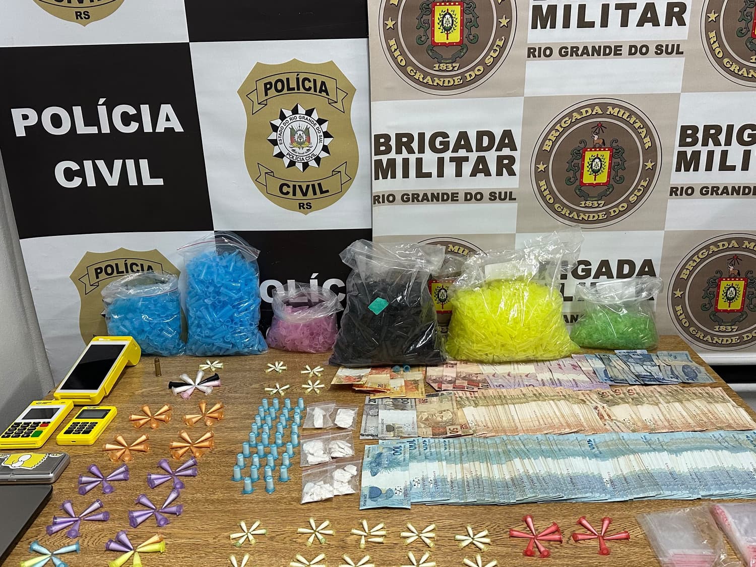 Quatro pessoas são presas por tráfico de drogas em Tenente Portela
