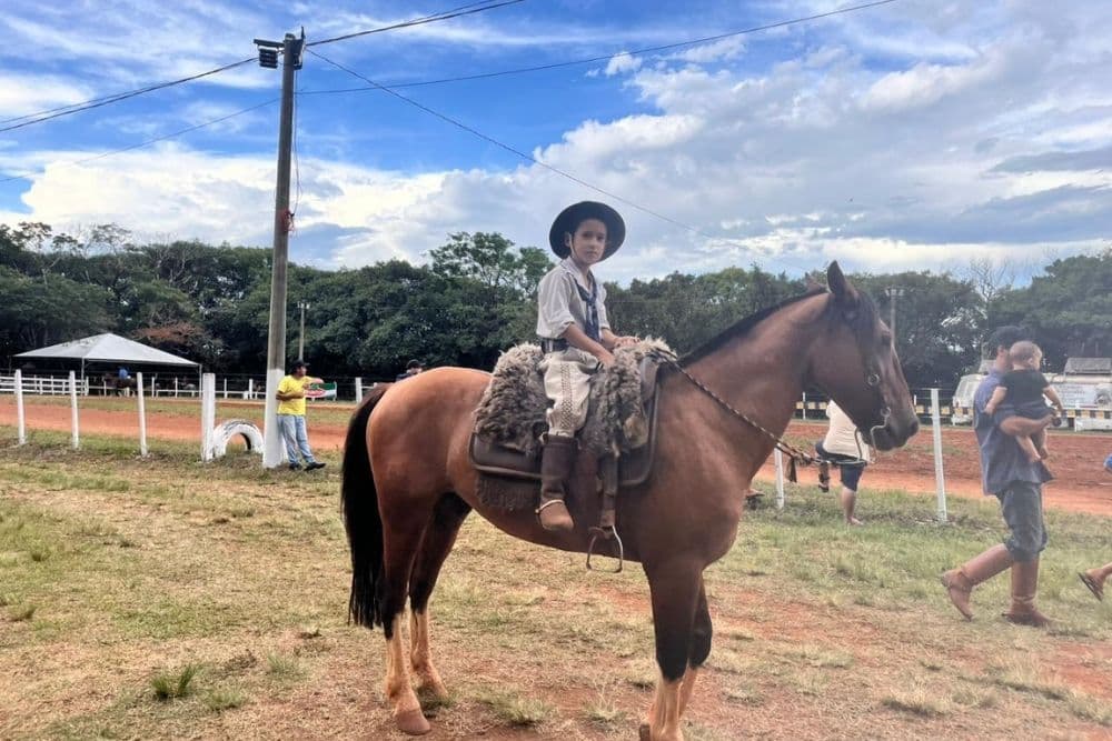 Programação campeira, apresentações artísticas e shows especiais marcam esta sexta-feira no Rodeio