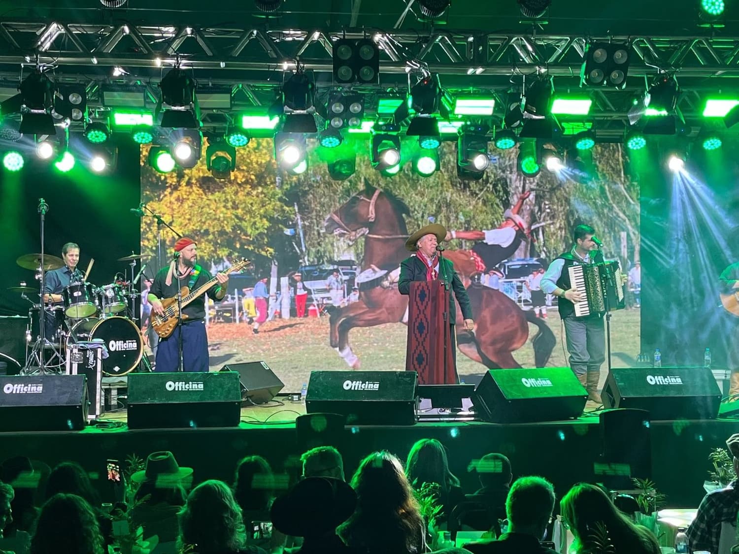 Do Palco do Carijo à Eternidade: A homenagem aos "Troncos Missioneiros" antecede a despedida de Pedro Ortaça