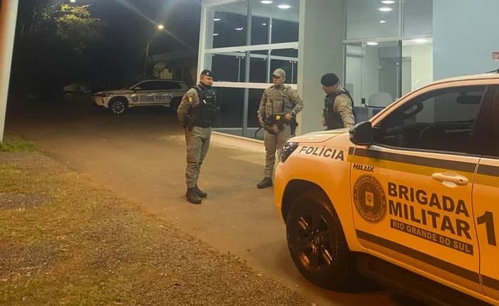 Três homens são presos após policial militar de folga intervir em invasão à casa de vizinho em Ajuricaba