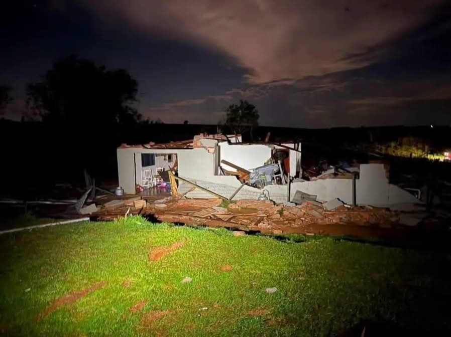 União em meio ao caos: Vizinhos e parentes salvam família dos escombros após tornado no RS