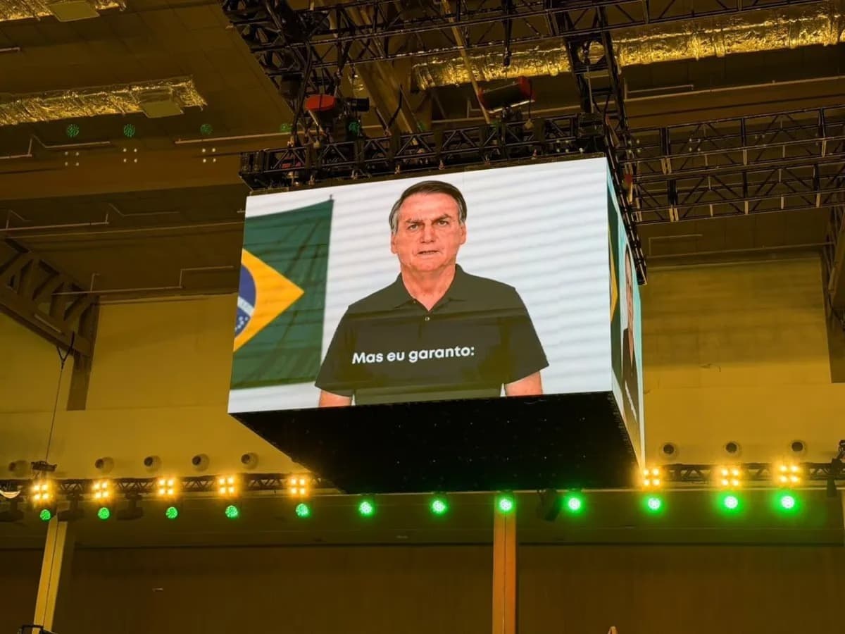 PT acusa Flávio Bolsonaro de descumprir ordem do STF com uso de vídeo em IA
