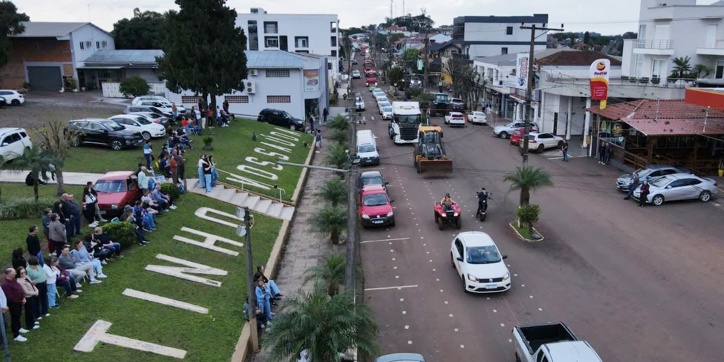 São Martinho celebra o Dia do Colono e Motorista com grande desfile, e mais de 100 veículos