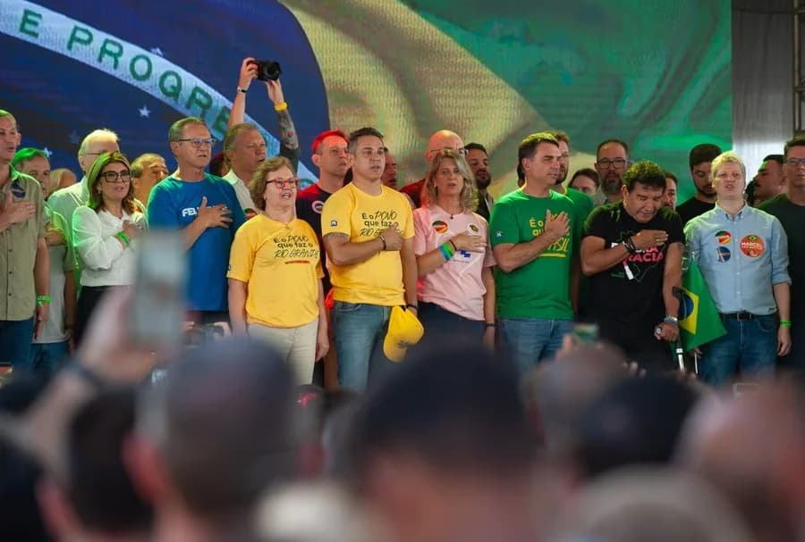 Em palanque com Flávio Bolsonaro, Zucco lança pré-candidatura ao governo do RS