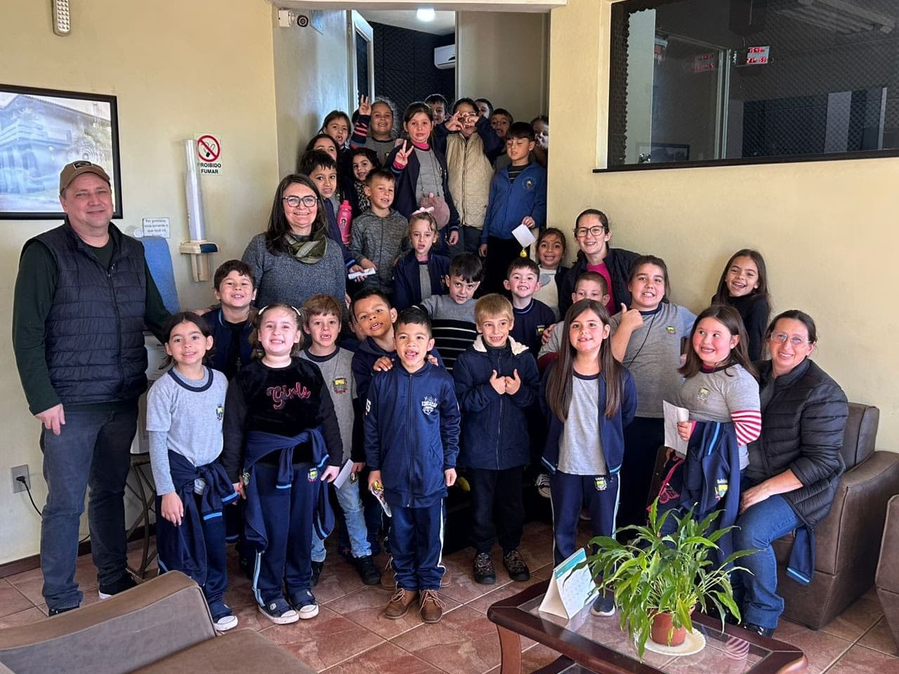 Alunos da Escola Antônio João visitam a Rádio Querência e participam da programação ao vivo