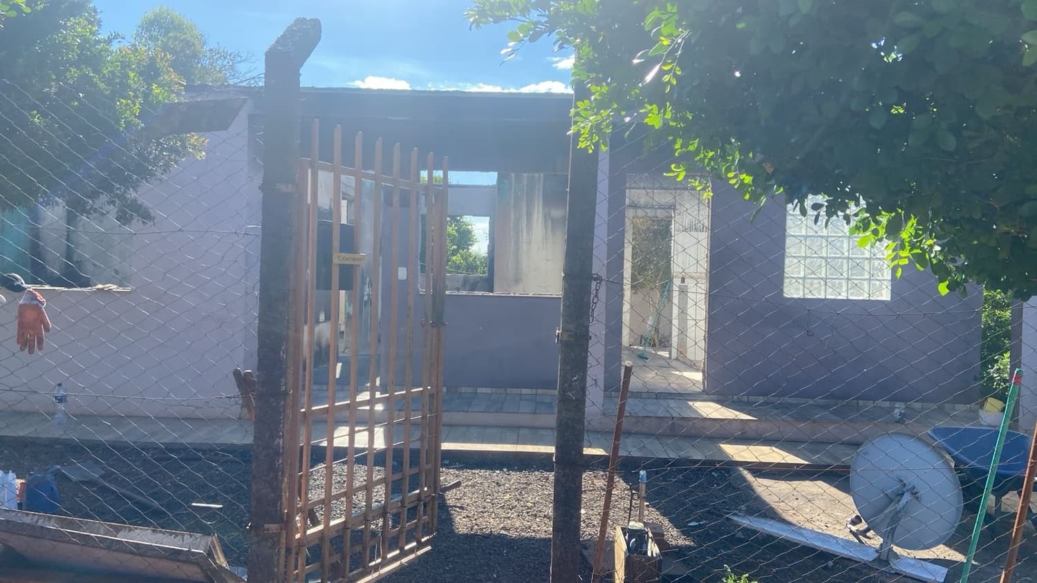 Família atingida por incêndio em Santo Augusto se prepara para reconstruir casa após dois meses