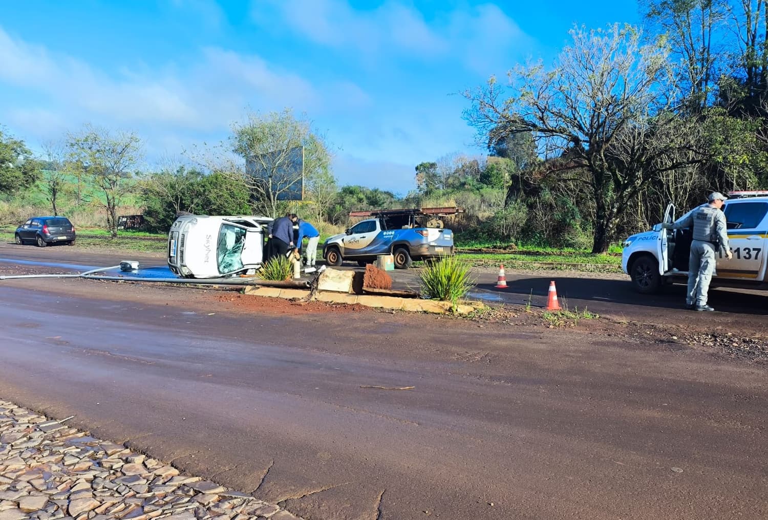 Capotamento na entrada de Santo Augusto mobiliza atendimento na manhã deste sábado