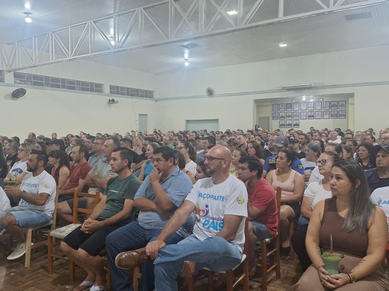 Encontro com pais debate uso seguro de telas e alerta para riscos no ambiente digital