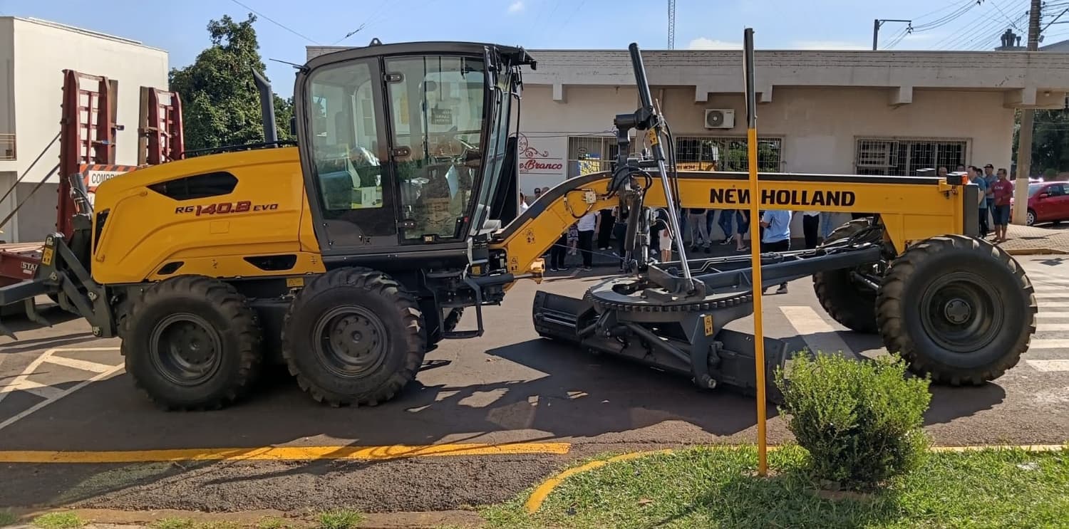 Santo Augusto adquire nova motoniveladora