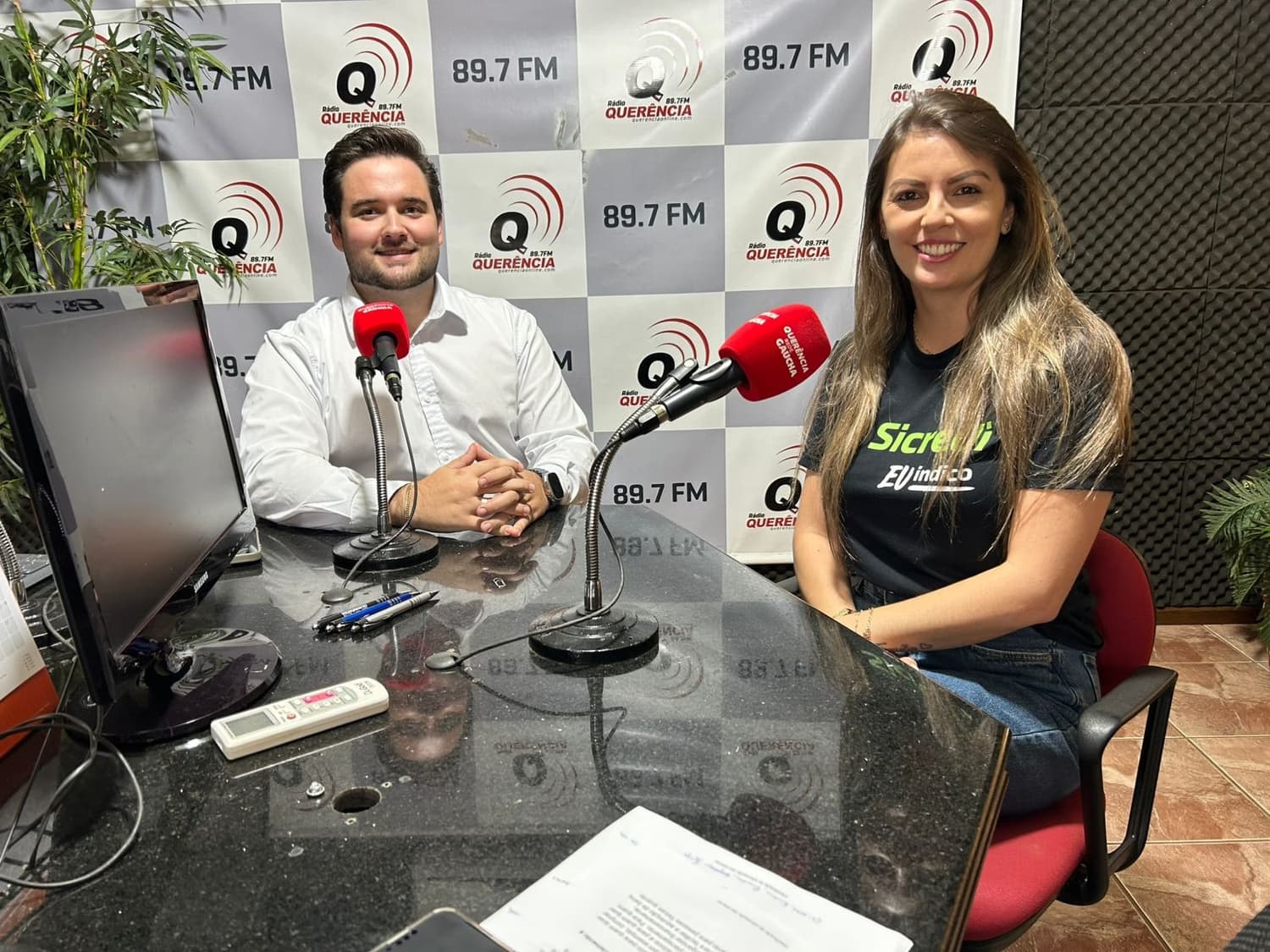 Sicredi destaca vantagens do consórcio e reforça inscrições para o Fundo Social em entrevista na Rádio Querência FM