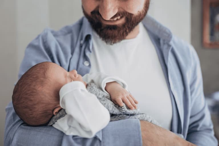 Governo sanciona lei que amplia licença-paternidade para 20 dias e cria salário-paternidade