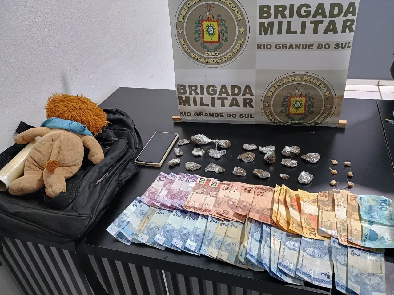 Brigada Militar prende mulher com droga escondida em urso de pelúcia em Santo Augusto