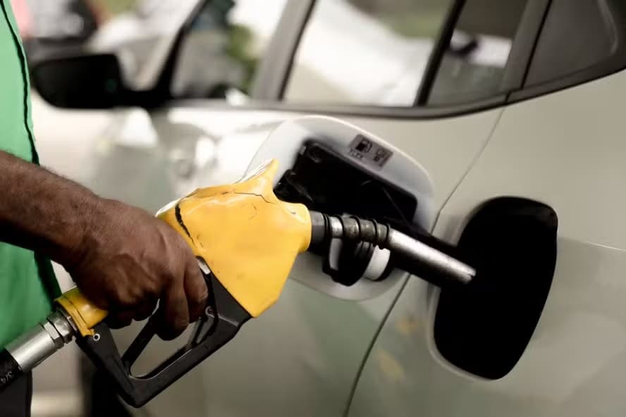 Governo amplia subsídios e zera tributos federais da gasolina e do etanol a duas semanas do segundo turno