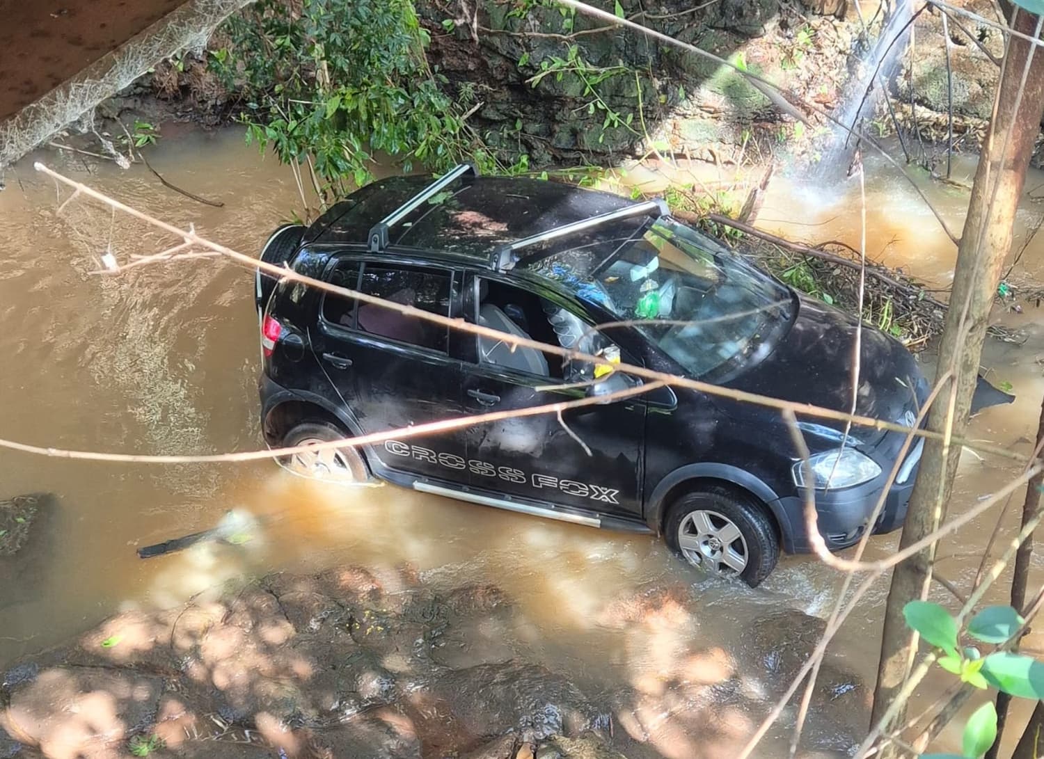 Veículo sai da pista e cai em riacho na Rua 25 de Julho, em Ijuí